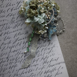 ウェディングヘッドドレス（ペールグリーンの花とビジュー） 3枚目の画像