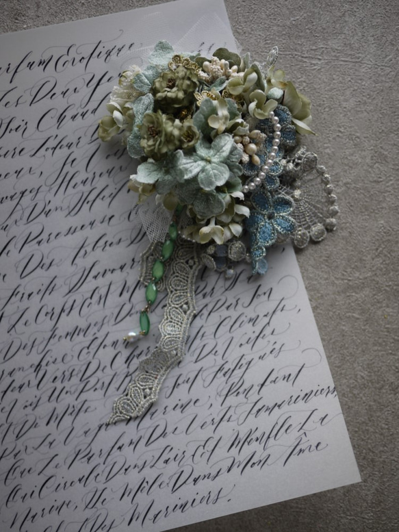 ウェディングヘッドドレス（ペールグリーンの花とビジュー） 3枚目の画像