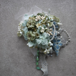 ウェディングヘッドドレス（ペールグリーンの花とビジュー） 5枚目の画像