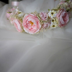 ピンクの丸バラとカスミの花冠 5枚目の画像