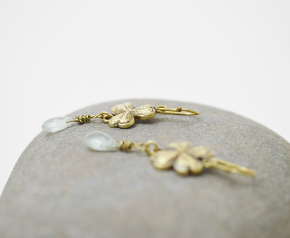 幸運草-刻面水滴葡萄石‧金屬敲花‧硫化黃銅耳環 第3張的照片