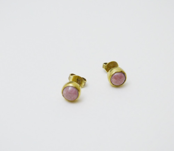 簡單小石系列-薔薇輝石‧圓形‧黃銅耳釘 第1張的照片