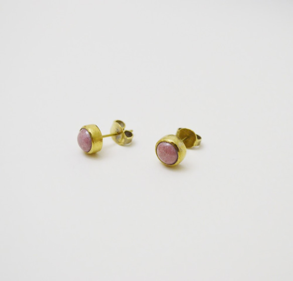 簡單小石系列-薔薇輝石‧圓形‧黃銅耳釘 第2張的照片