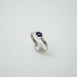 簡單小石系列-深藍堇青石‧鍛敲‧純銀硫化染黑開放式戒指 第1張的照片