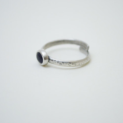 簡單小石系列-深藍堇青石‧鍛敲‧純銀硫化染黑開放式戒指 第3張的照片