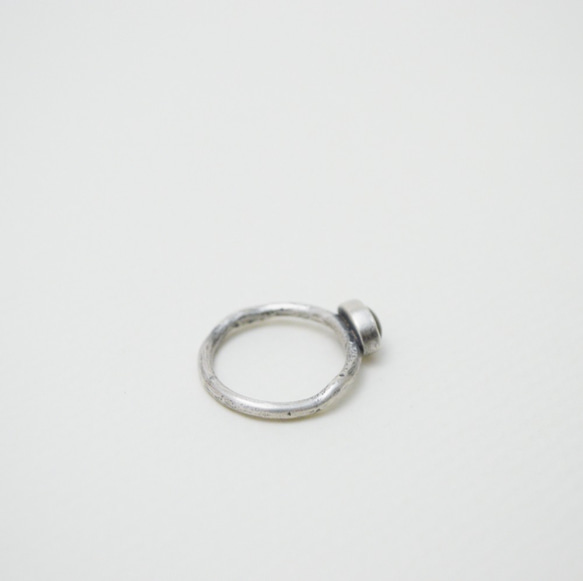 折疊系列-18號之一‧灰色月光石‧硫化純銀戒指 第3張的照片