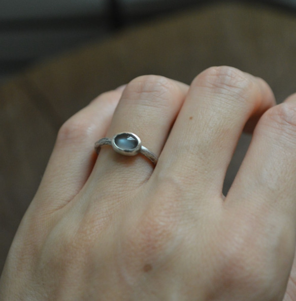 折疊系列-18號之一‧灰色月光石‧硫化純銀戒指 第9張的照片