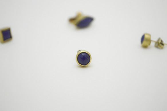 簡單小石系列-青金石‧圓形‧黃銅耳釘 (一個) 第1張的照片