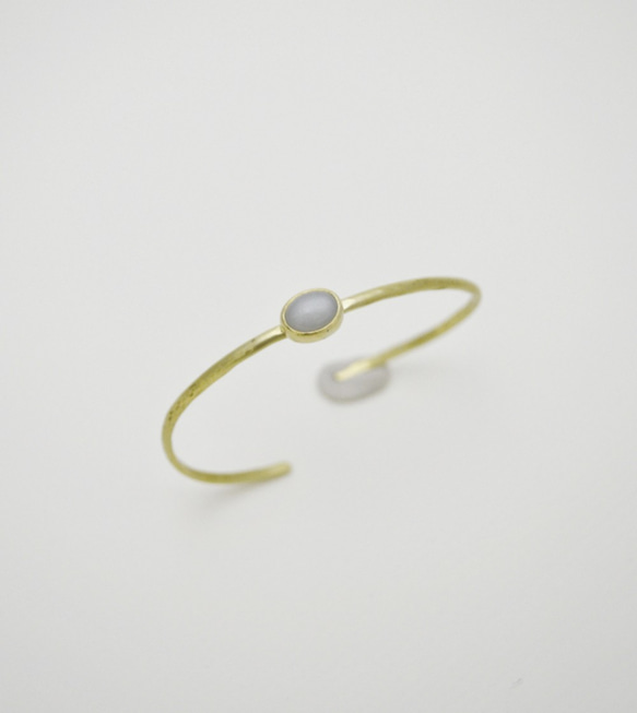 簡單小石系列-白色月光石‧黃銅手環 第1張的照片