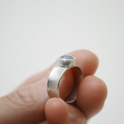 簡單小石系列-海水藍寶‧鍛敲純銀戒指 第4張的照片