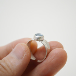 簡單小石系列-海水藍寶‧鍛敲純銀戒指 第6張的照片