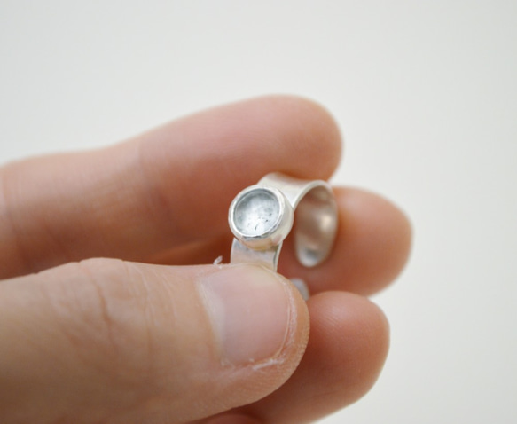 簡單小石系列-海水藍寶‧鍛敲純銀戒指 第8張的照片