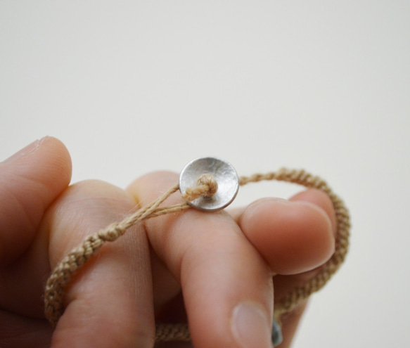 編繩系列- 淺茶色2‧海紋石(拉利瑪石)‧手工純錫扣‧麻繩編織手環 第7張的照片