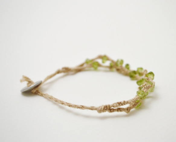 編繩系列- 淺茶色3‧橄欖石‧手工純錫扣‧麻繩編織手環 第3張的照片