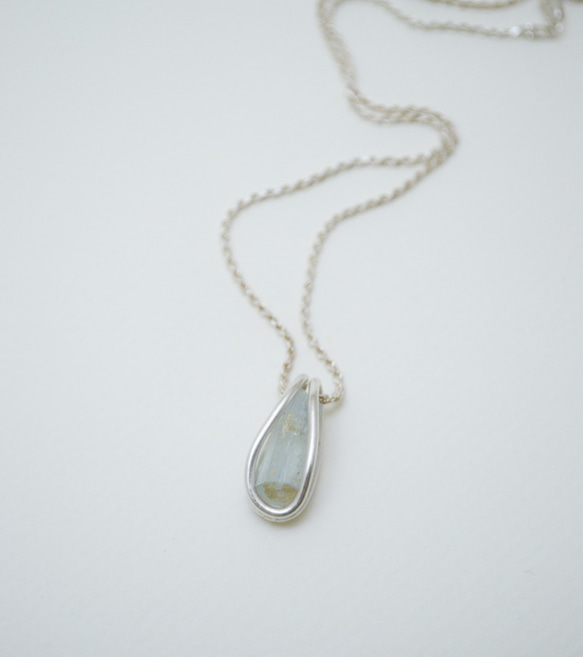 原石系列-海水藍寶晶柱‧純銀項鍊 第1張的照片
