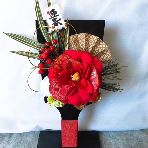 華やかな花飾り漆塗り の羽子板 華やかな花飾り漆塗り の羽子板