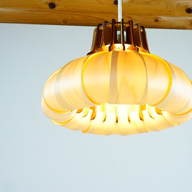 木製ペンダントライト「オニオン（ひのき）」 ｜木のあかり｜ナチュラル照明｜ひのき突板｜北欧インテリア｜癒しの空間に