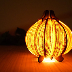 「オニオン(ゼブラ）」木製フロアランプ 照明　おしゃれ　北欧 3枚目の画像