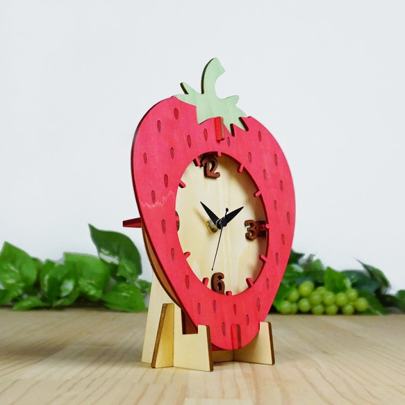 「いちご」木製置き掛け時計　 4枚目の画像