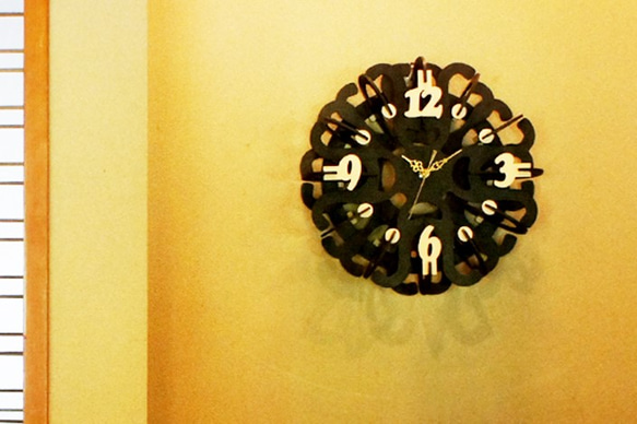 「キノコ」木製掛け時計 1枚目の画像