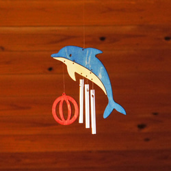 “海豚”木製風鈴 第1張的照片