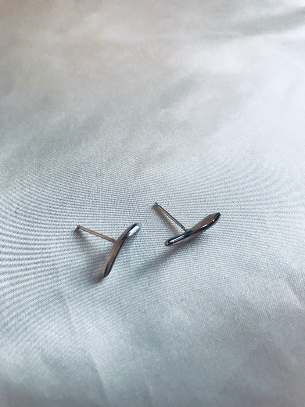 SALE30%OFFシンプルシルバーカーブピアス