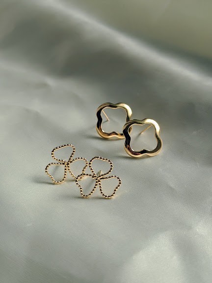 フラワーモチーフピアス