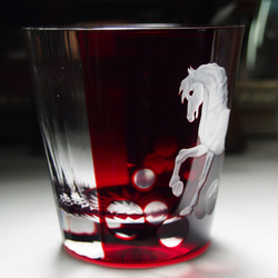 切子ロックグラス「馬」銅赤 2枚目の画像