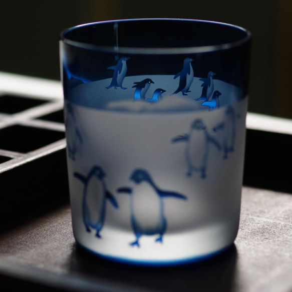 ロックグラス「ペンギンの平日」 2枚目の画像
