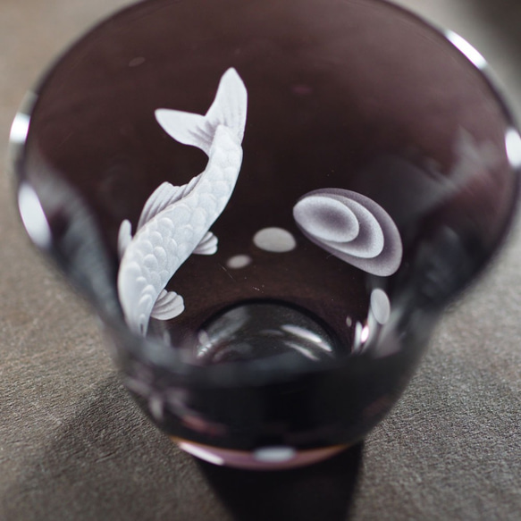 深彫り鯉のぐい呑・紫 4枚目の画像