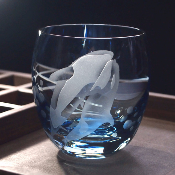 ロックグラス「恋するオルカ」ブルー 1枚目の画像