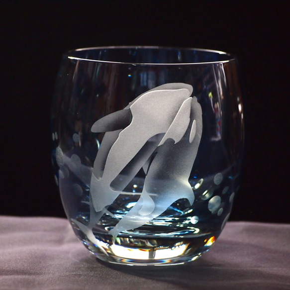 ロックグラス「恋するオルカ」ブルー 2枚目の画像
