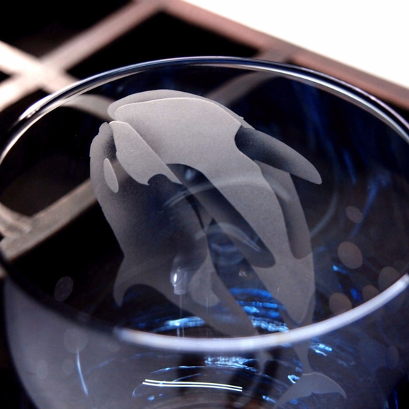 ロックグラス「恋するオルカ」ブルー 3枚目の画像