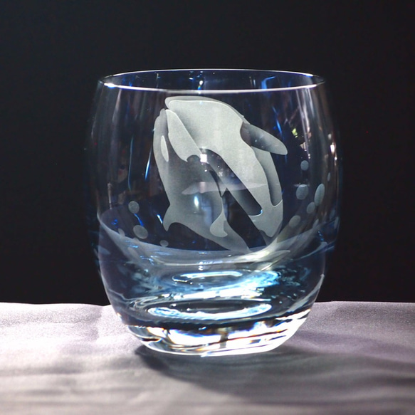 ロックグラス「恋するオルカ」ブルー 4枚目の画像