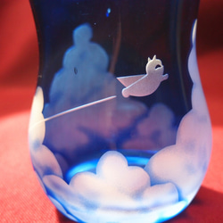 青いコップ「空飛ぶネコ」 2枚目の画像