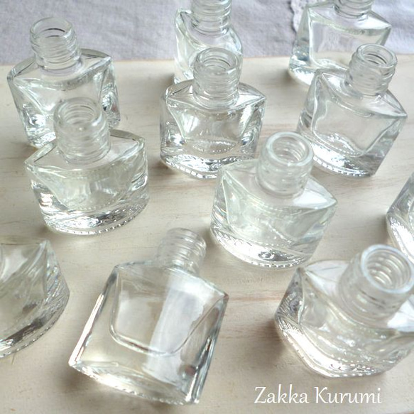 ②ガラスのミニ小瓶15個セット（蓋なし） 1枚目の画像