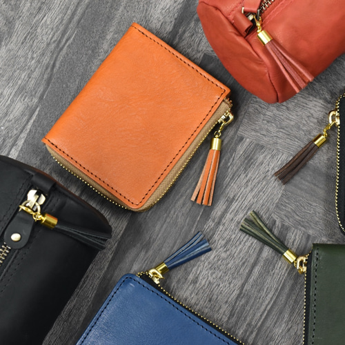 さりげない輝きを放つ【JimmyChoo】JC スター タッセル チャーム JC スター タッセル チャーム |ゴールド メタリック レザー