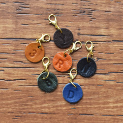 16 毫米首字母吊飾龍蝦雕刻字母鑰匙圈栃木皮革 6 色 JAK063 第1張的照片