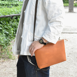 【小さくても大容量。4Wayマルチバッグ】栃木レザー クラッチバッグ メンズ キャメル JAB009 3枚目の画像