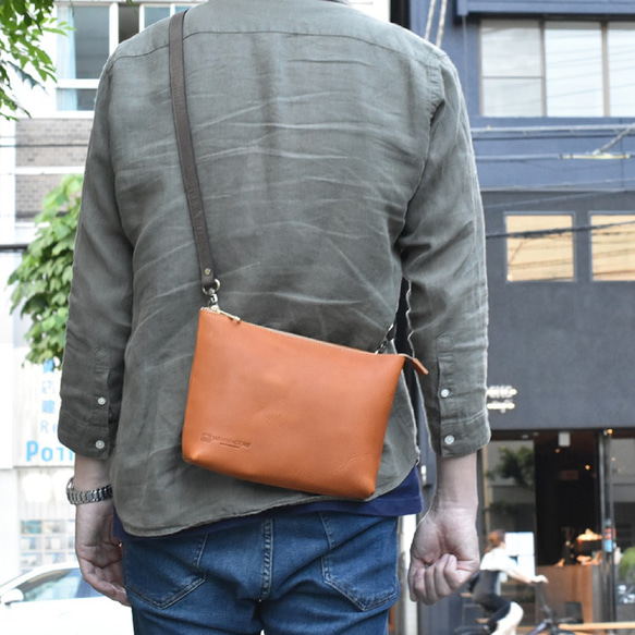 【小さくても大容量。4Wayマルチバッグ】栃木レザー クラッチバッグ メンズ キャメル JAB009 4枚目の画像