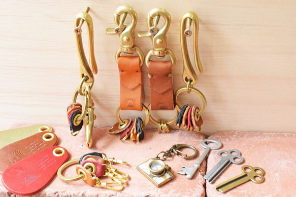 黃銅和栃木皮革製成的鉤形鑰匙鏈，帶有扁平雙環，古董鑰匙圈 JAK037 第6張的照片