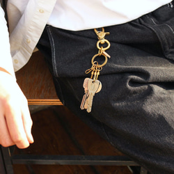 槓桿 Nasukan 鑰匙鏈，黃銅和櫪木皮革製成，帶扁平雙環 古董鑰匙包 JAK040 第2張的照片