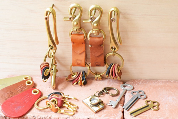 槓桿 Nasukan 鑰匙鏈，黃銅和櫪木皮革製成，帶扁平雙環 古董鑰匙包 JAK040 第8張的照片