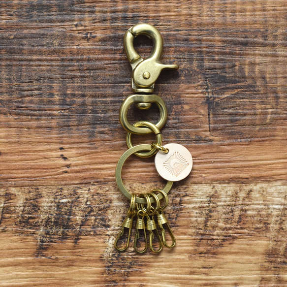 槓桿茄子鑰匙鏈，黃銅和櫪木皮革製成 古董鑰匙包，袴茄子鑰匙包 JAK041 第1張的照片