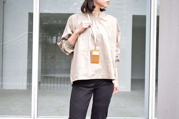 【限量特價】栃木皮革頸帶，長度可調節，帶兩個按扣，黃銅證件套 JAK046 第2張的照片