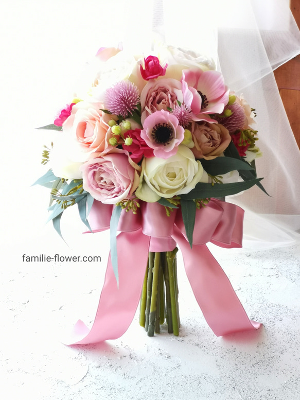 造花ブーケ『白バラとピンクのアネモネのラウンドブーケ』アーティフィシャルフラワー 2枚目の画像