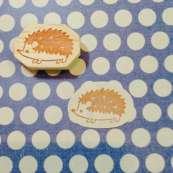 消しゴムはんこNo.336 ハリネズミ 冬のお届けもの