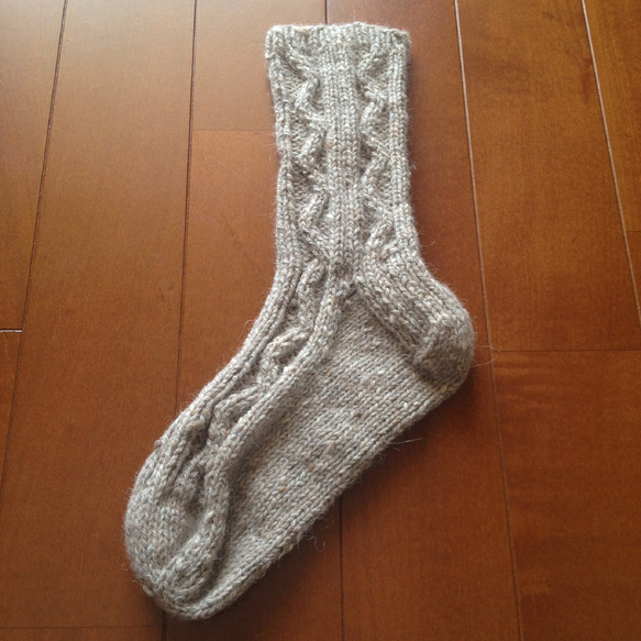 手編み靴下　ｻﾝﾄﾞﾍﾞｰｼﾞｭ　ﾂｨｰﾄﾞ　ｱﾗﾝ模様 1枚目の画像