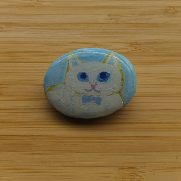 猫さんブローチ: 水色（陶器風＆レジンコーティング） 1枚目の画像