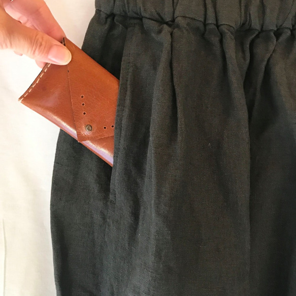 カジュアルなリネンのマキシ丈ロングスカート（墨） 2枚目の画像